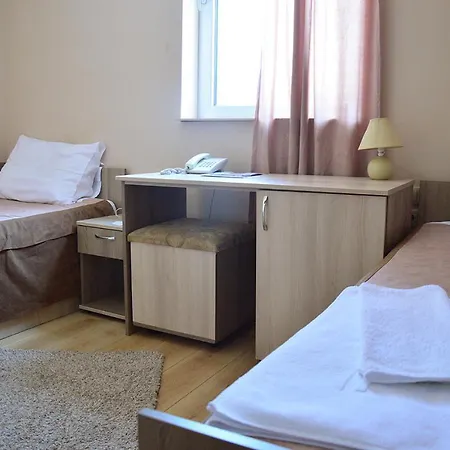 Garni Tri O מלון קרגיובאק